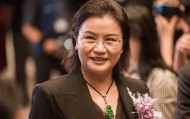 7.34亿港元！“玻璃女王”周群飞出手，拟折价46%“抄底”这家港股巨头