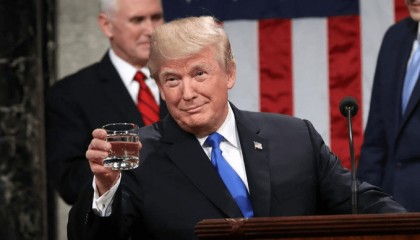 核武器都准备拿出来了？美国露出“真面目”，我外长和俄罗斯对表