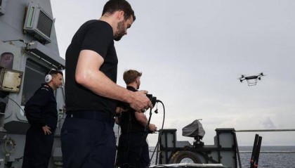 英国皇家海军首次使用T-150无人机为军舰补给