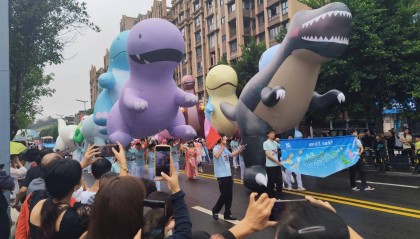 快看，恐龙出没！四川自贡举行“史前派对 恐龙大巡游”，10月3日还有一场