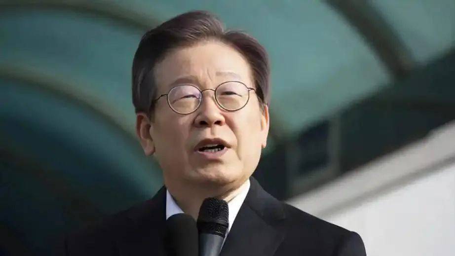 野心暴露无疑!九三阅兵前夕,第一个公然拒绝出席的总统出现,正式通告全球,降格对待中国