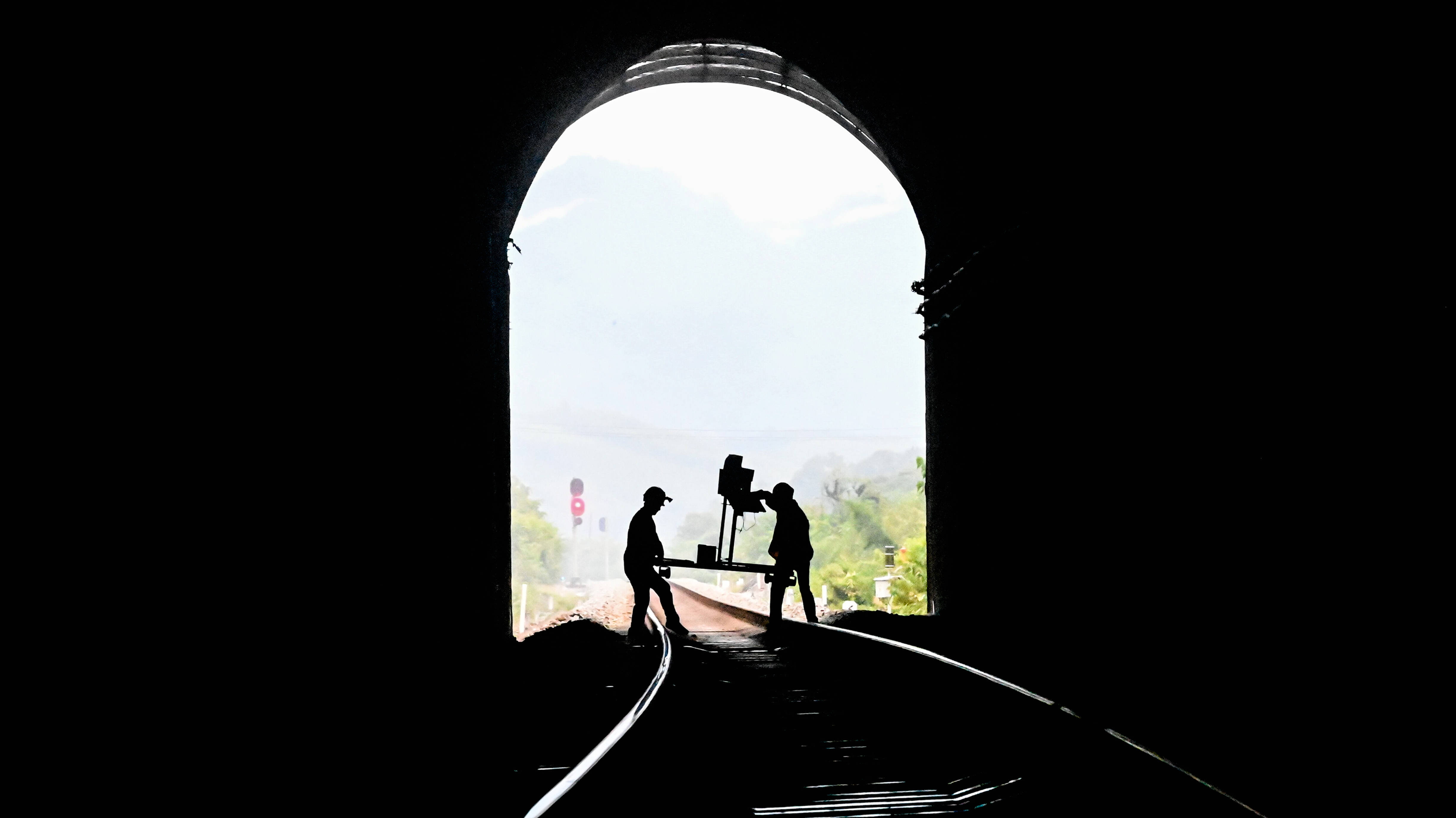 暑运“守隧人”