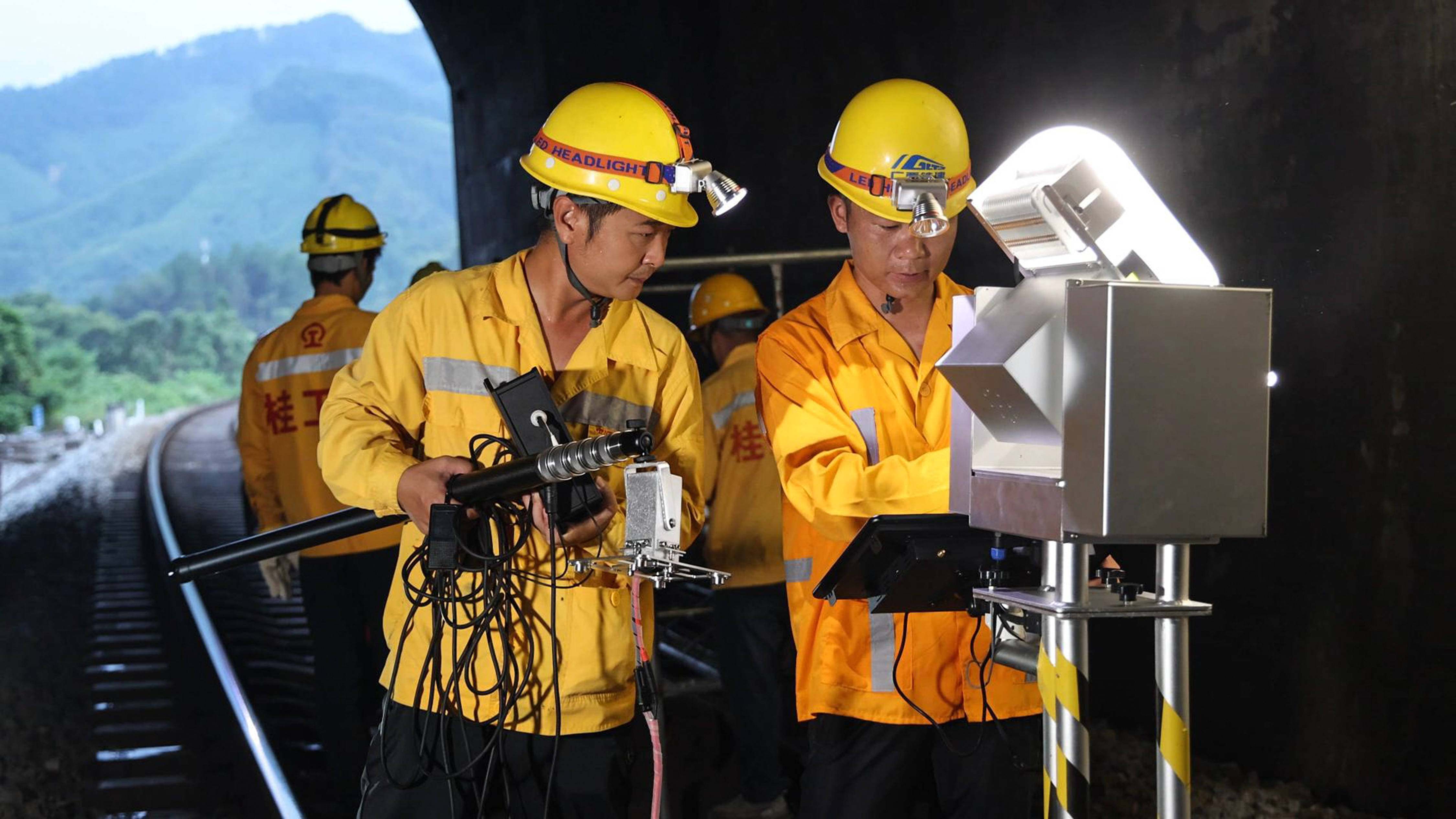 暑运“守隧人”