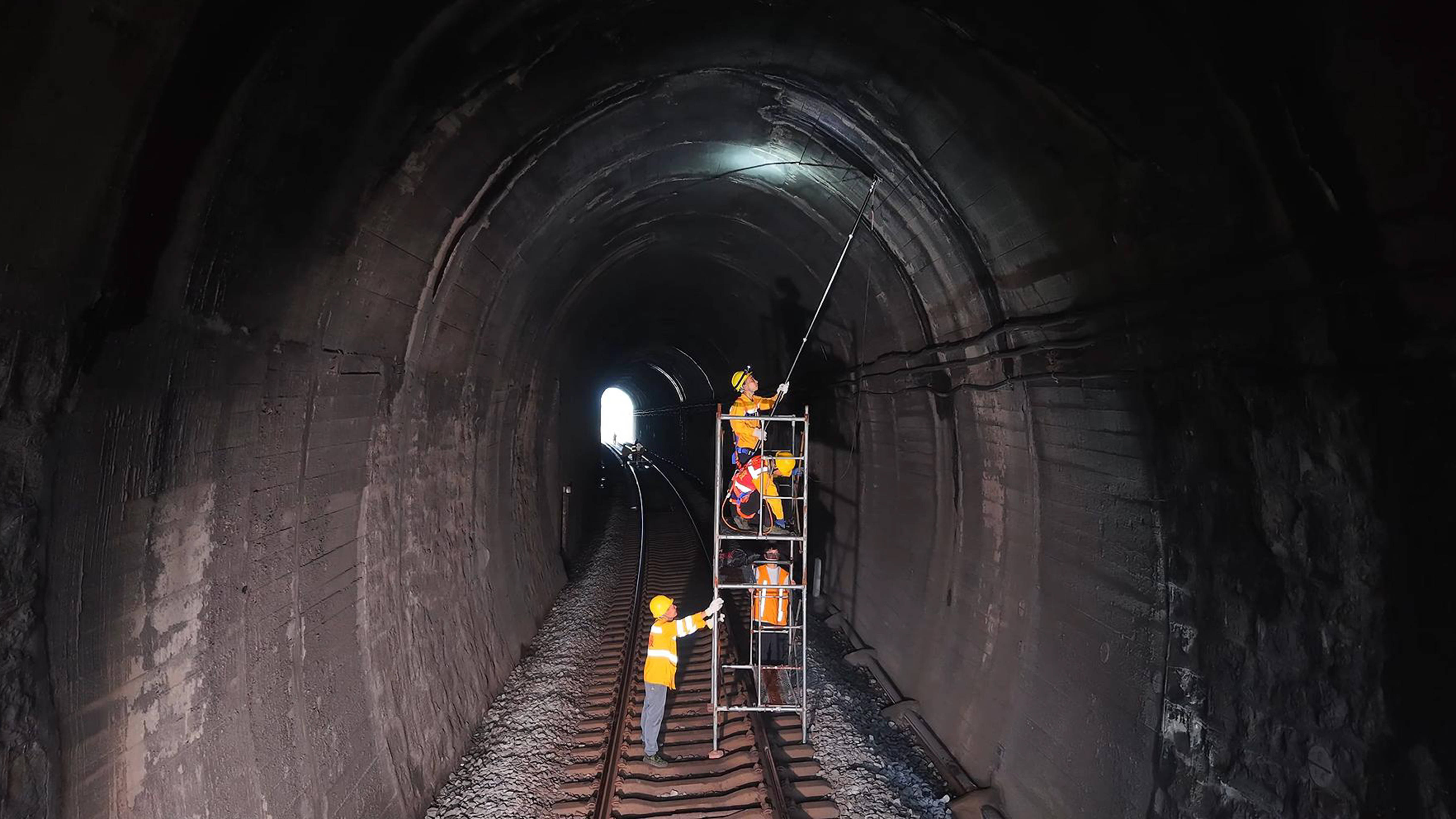 暑运“守隧人”