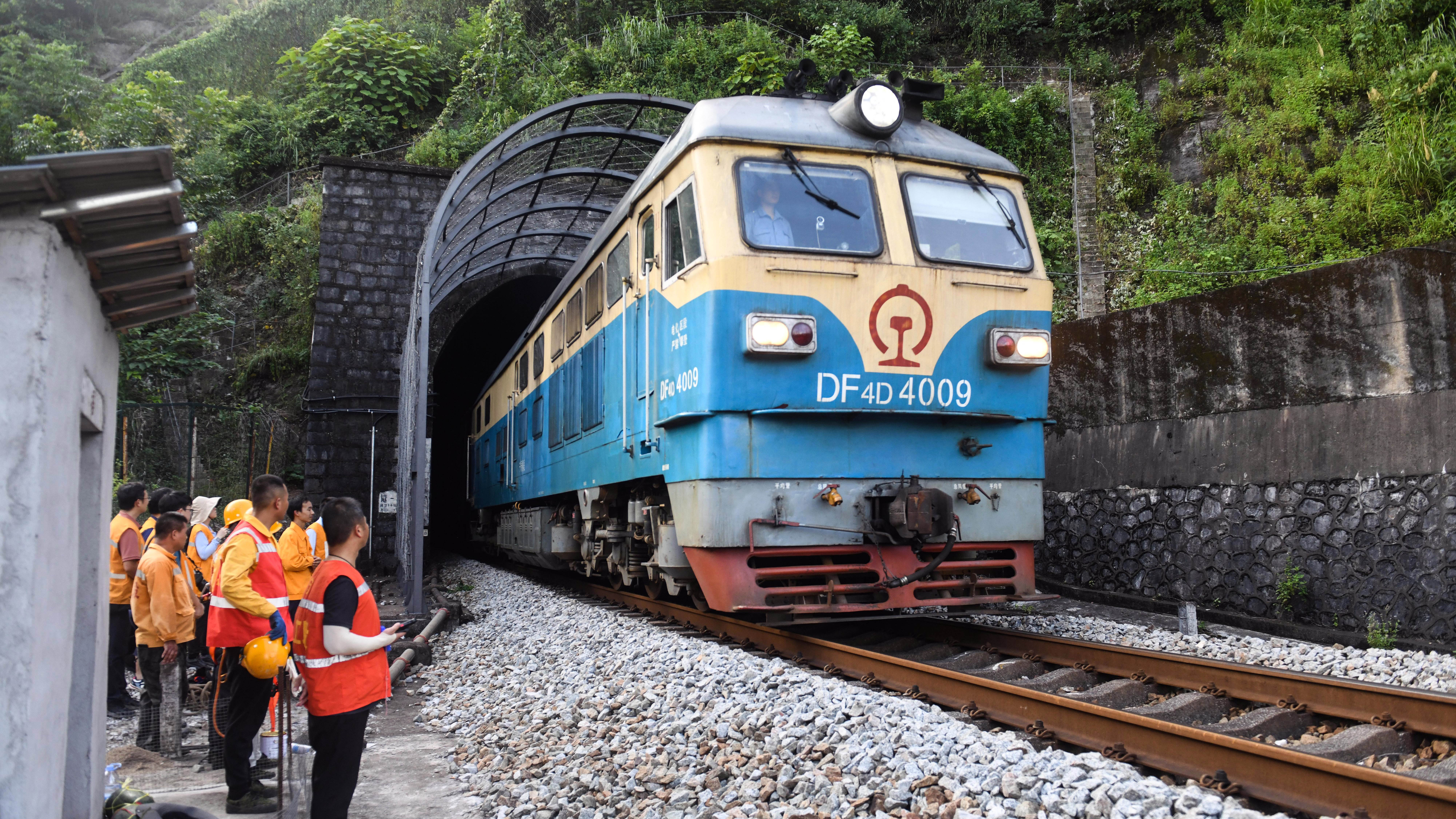 暑运“守隧人”