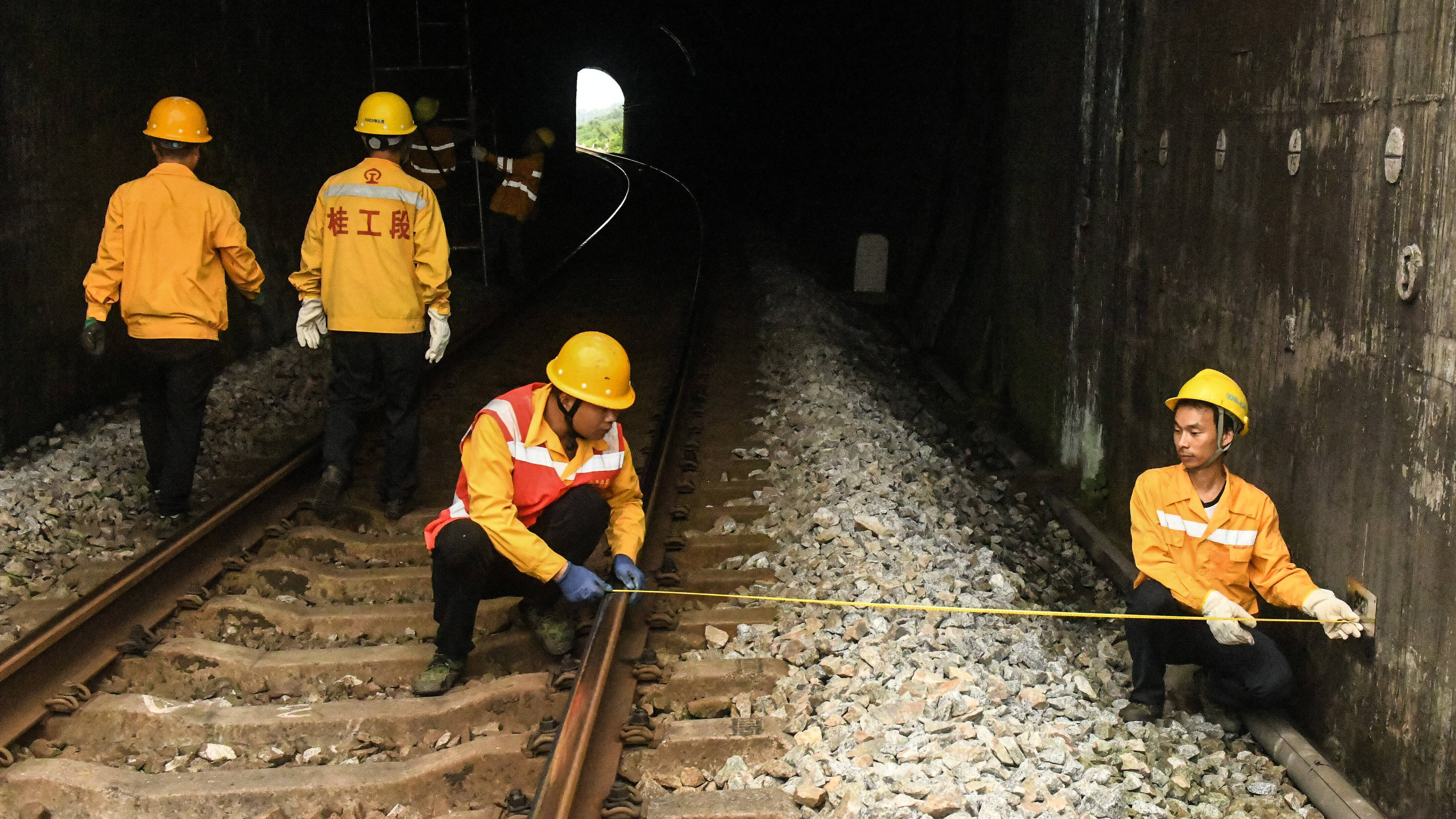 暑运“守隧人”