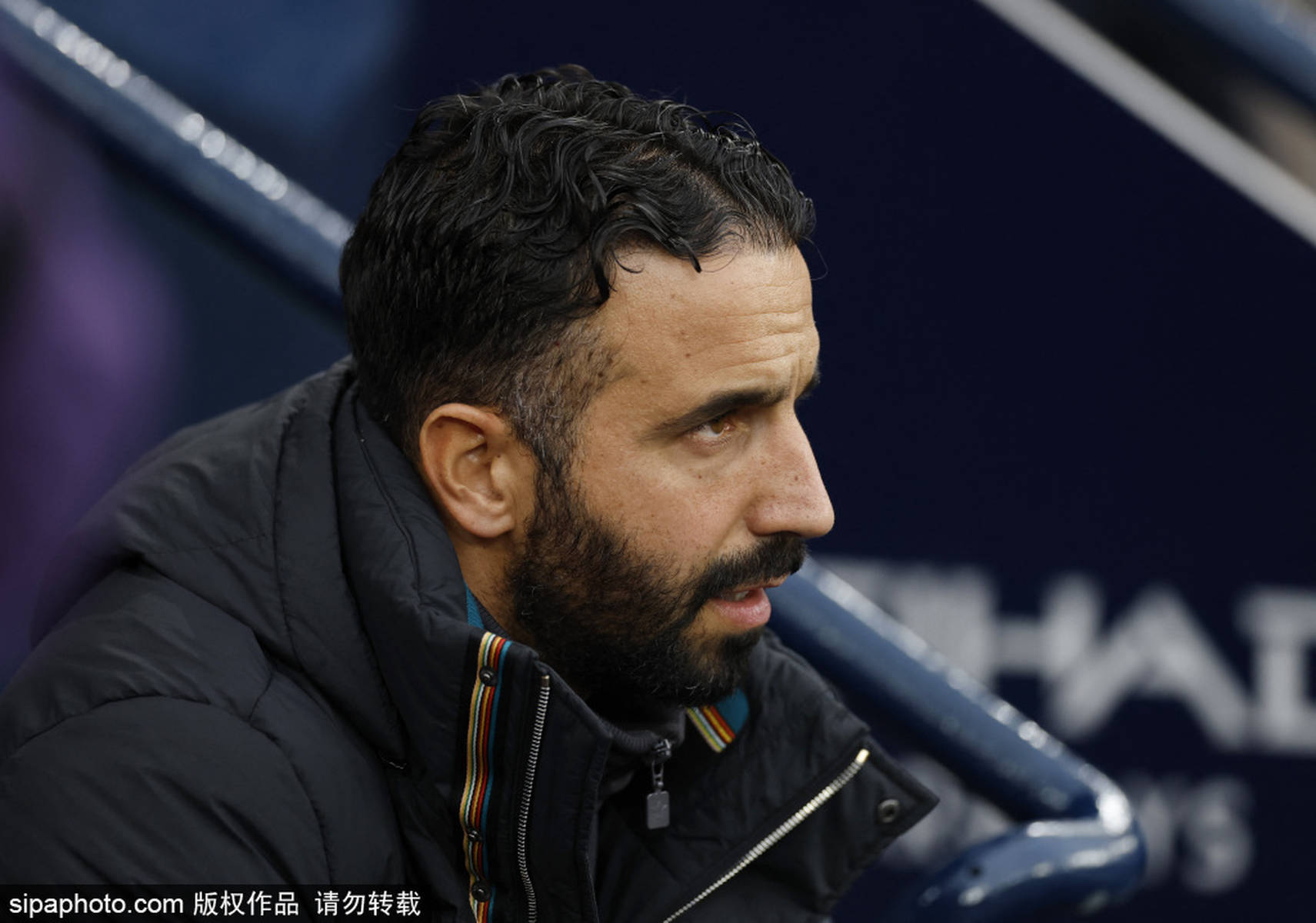 英媒:阿莫林拒改变战术引曼联球员不满 高层依旧支持他