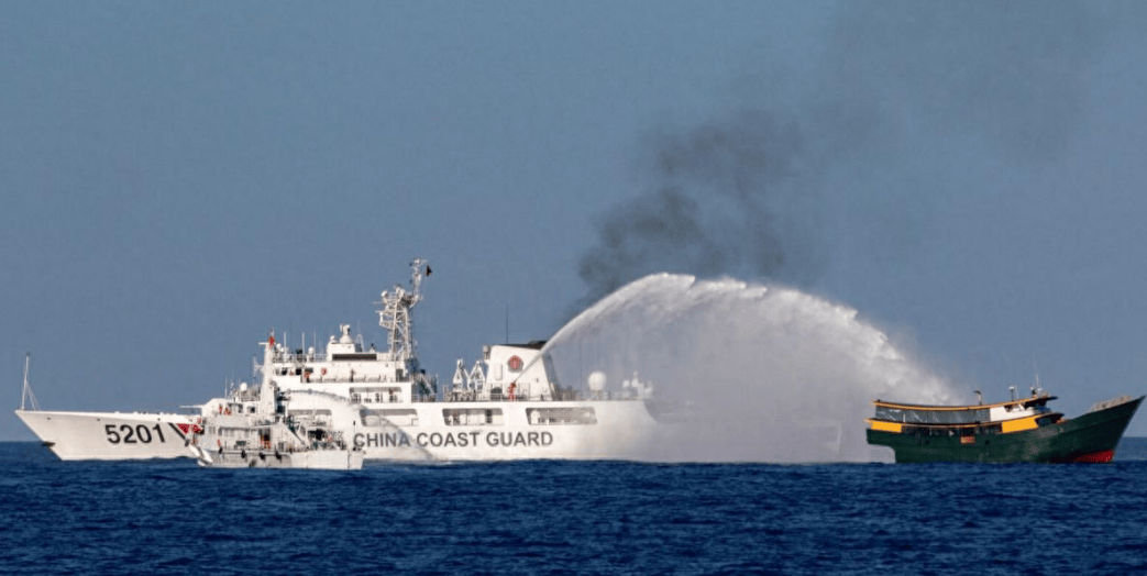 中方水炮毫不留情,十艘菲船全部被浇透,菲律宾“夺岛”大败而归!