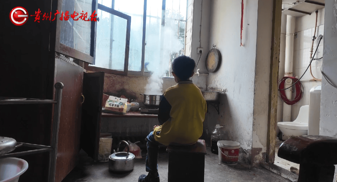 心酸!12岁男孩“独居”贵阳一安置房内,父亲回应:迫于无奈,因为……