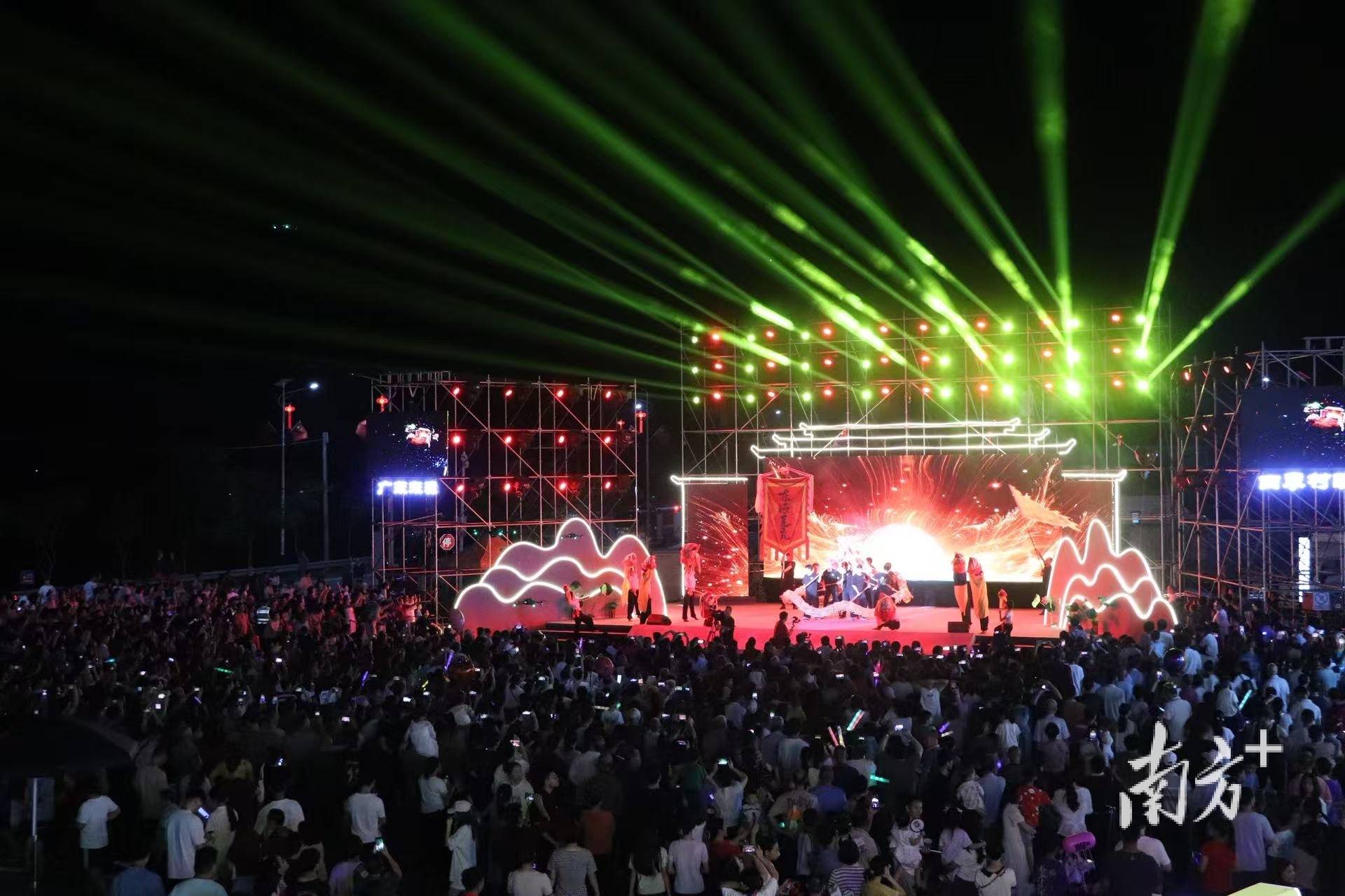 东江快评丨当文艺遇见乡村,一场“村晚”背后的振兴新图景