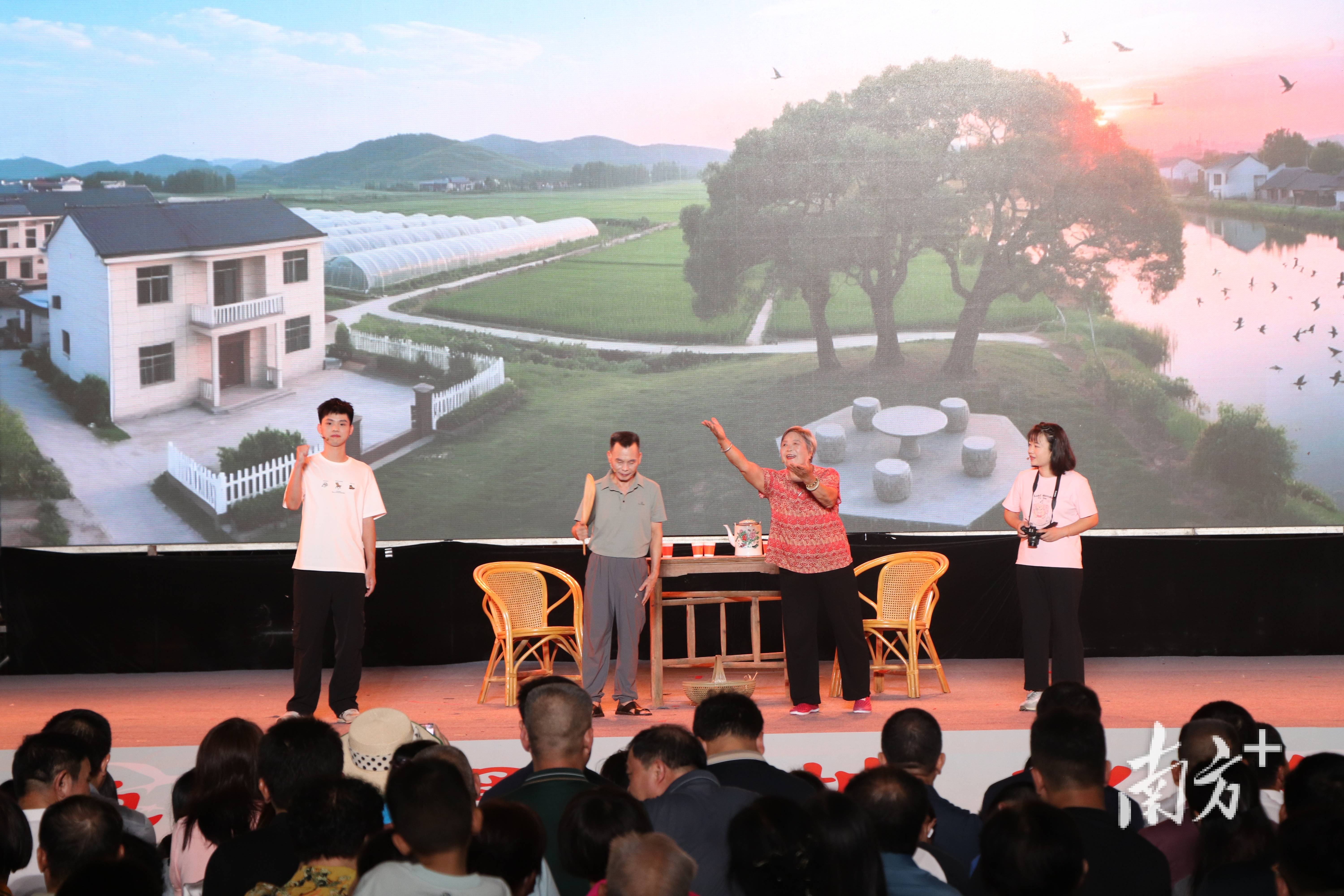 东江快评丨当文艺遇见乡村,一场“村晚”背后的振兴新图景