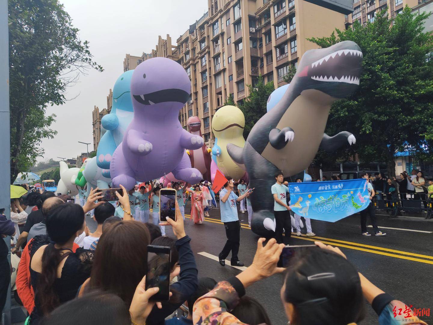 快看,恐龙出没!四川自贡举行“史前派对 恐龙大巡游”,10月3日还有一场