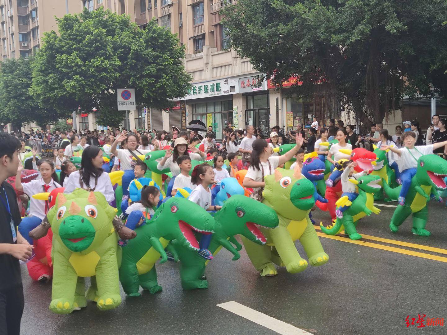 快看,恐龙出没!四川自贡举行“史前派对 恐龙大巡游”,10月3日还有一场