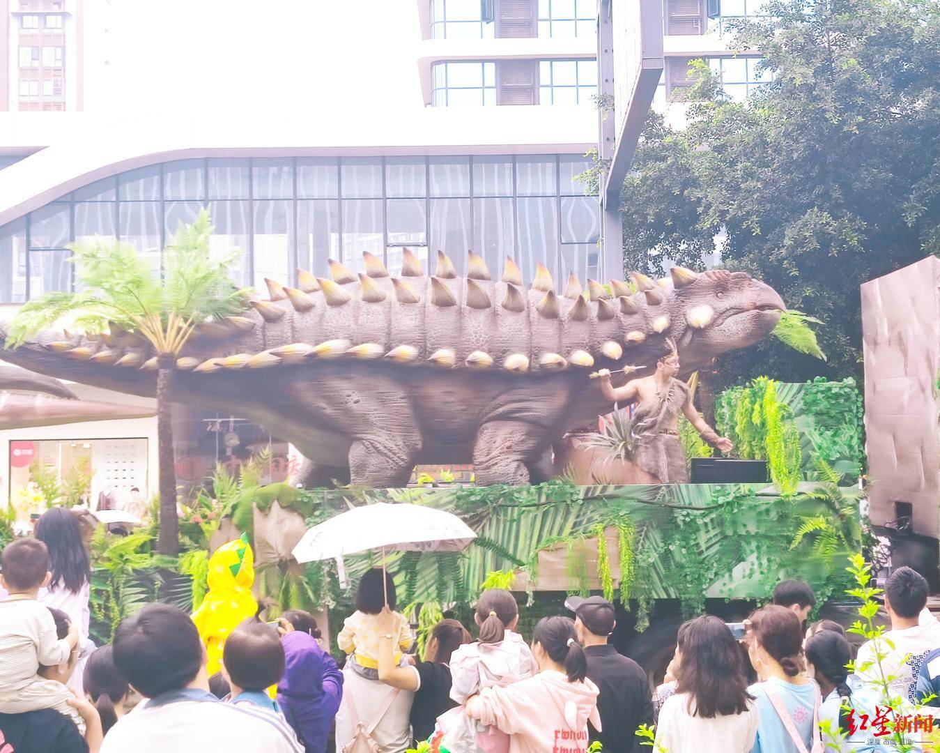 快看,恐龙出没!四川自贡举行“史前派对 恐龙大巡游”,10月3日还有一场