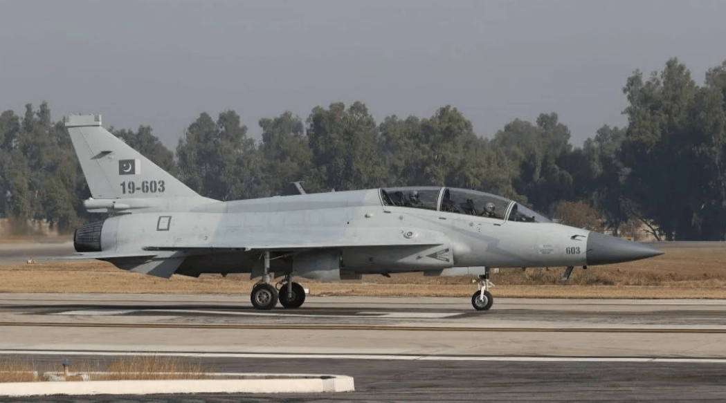 再次闪耀!多架“枭龙”正式交付阿塞拜疆,42亿美元大单落地了?